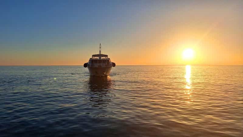 Cinque Terre : Excursion en bateau au coucher du soleil avec apéritif