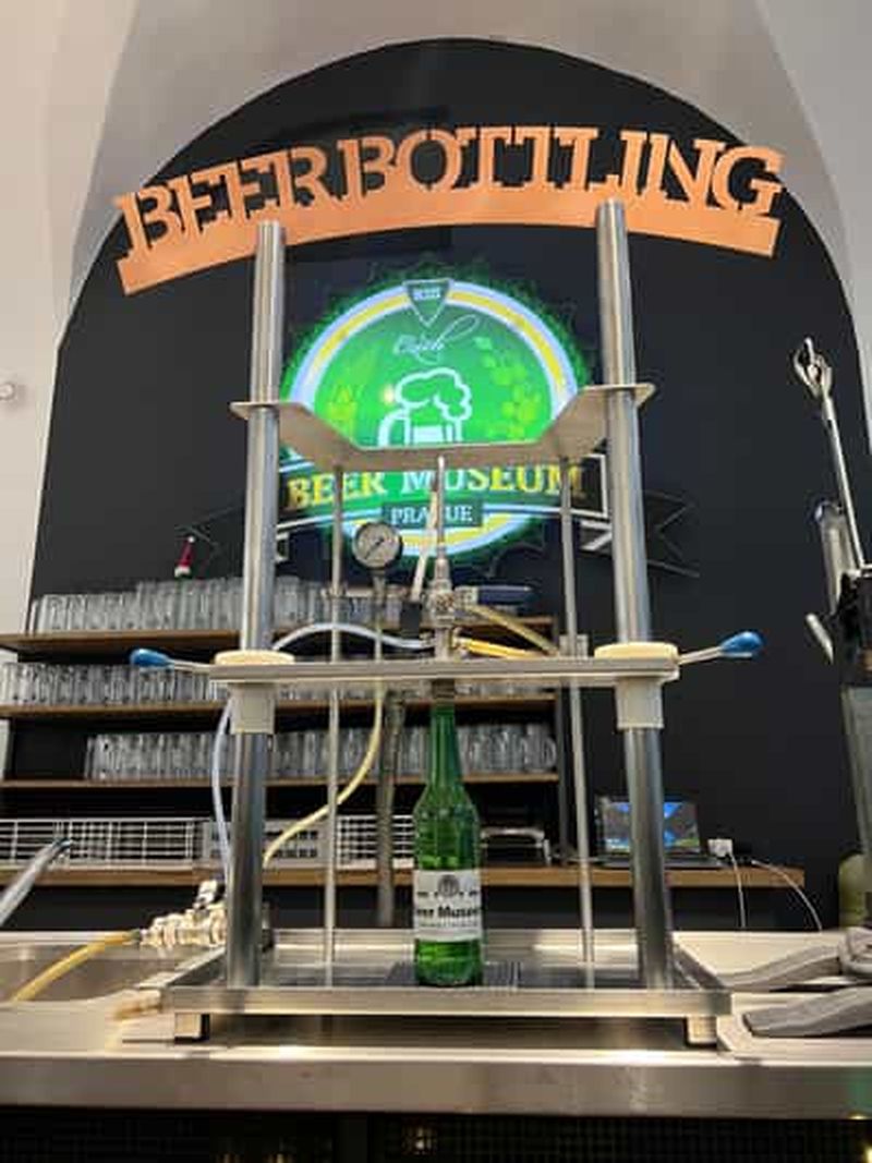 Prague : Visite du musée de la bière avec dégustation et embouteillage de bière