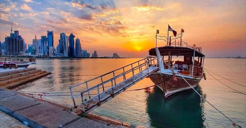 Doha : Croisière traditionnelle en boutre avec vue sur la corniche et la ligne d'horizon