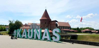 Kaunas : 1 journée de visite guidée à vélo avec billets de train