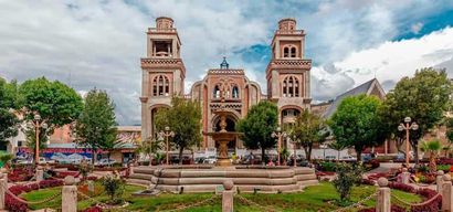 Explorez la Cordillère de Huayhuash lors d'un trek de 8 JOURS au départ de Huaraz.