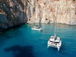 Milos : Croisière d'une journée en catamaran vers Poliegos et Kleftiko