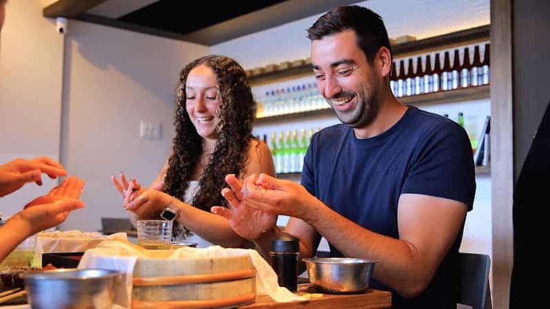 Tokyo : cours de préparation de sushis roulés et authentiques à Asakusa