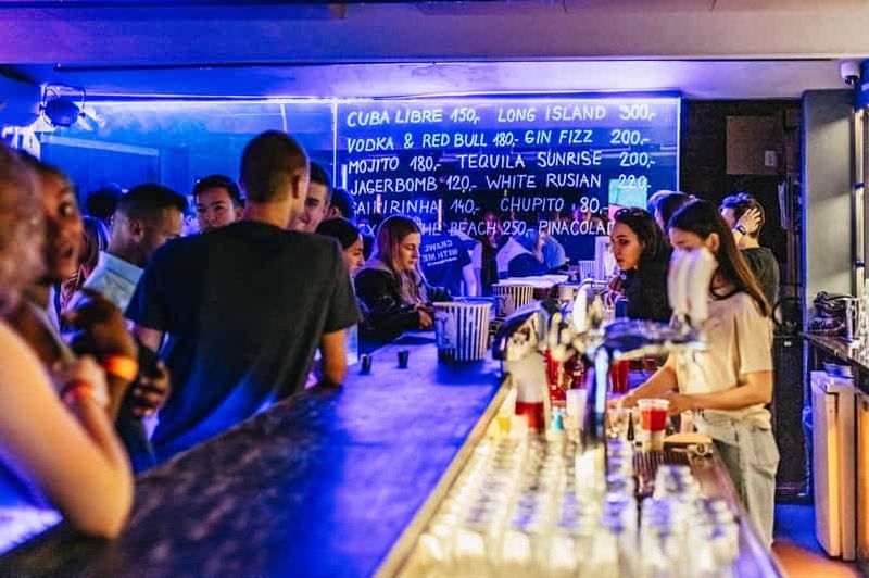 Prague : tournée des bars avec boissons illimitées et entrée dans une boîte de nuit de 5 étages