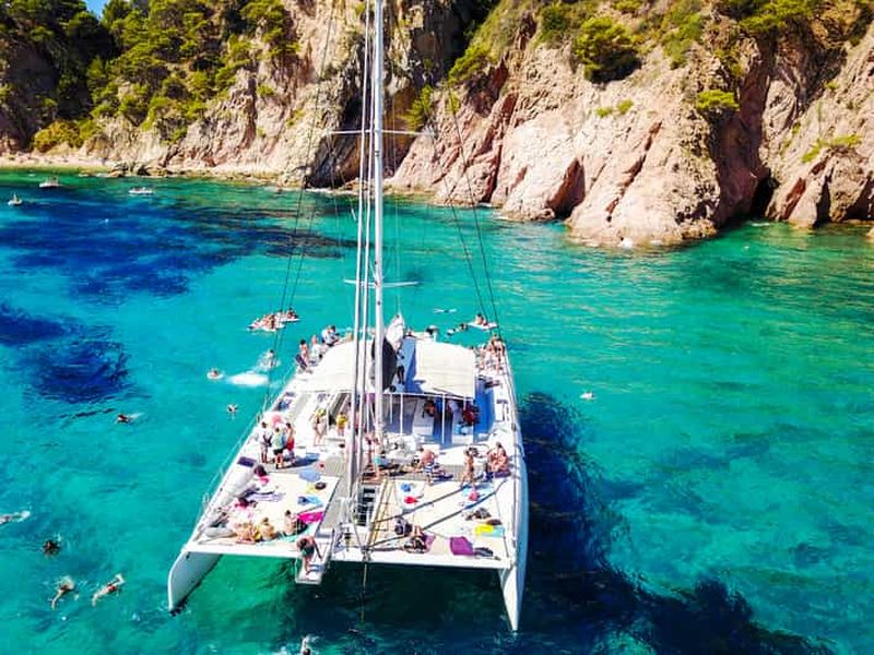 Lloret de Mar : croisière en catamaran avec barbecue et boissons