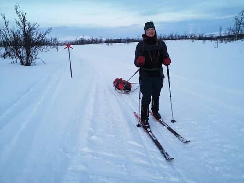 Kiruna : Expérience de ski de randonnée nordique avec boisson chaude
