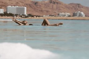 Tel Aviv : demi-journée à la plage privée de la mer Morte - petits groupes