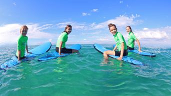 Le seul Byron Bay : cours de surf en groupe pour enfants