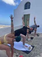 Yoga matinal et randonnée à Santorin, sérénité et ambiance locale