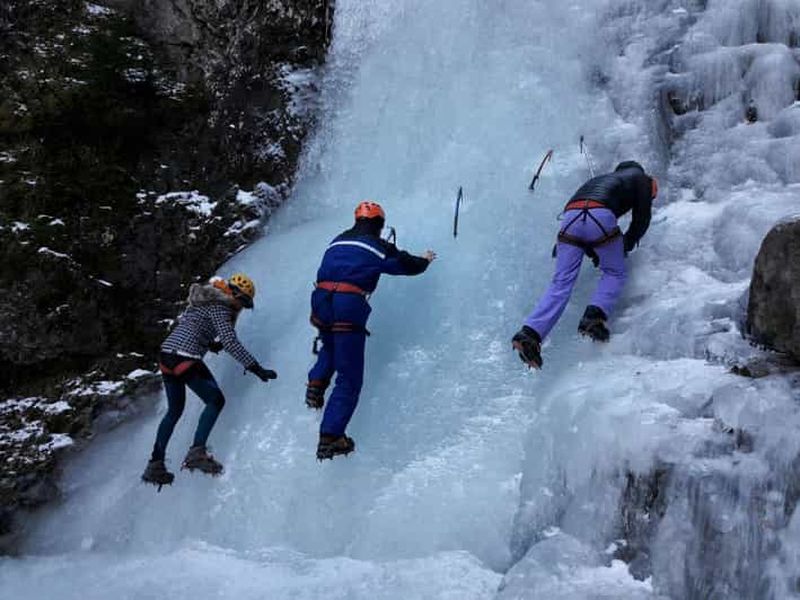 Val di Fassa : journée d'initiation à l'escalade sur glace avec guide