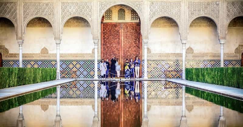 Grenade : Alhambra et palais Nasrides visite guidée en petit groupe