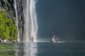 Ålesund : croisière panoramique dans le Geirangerfjord et visite du village