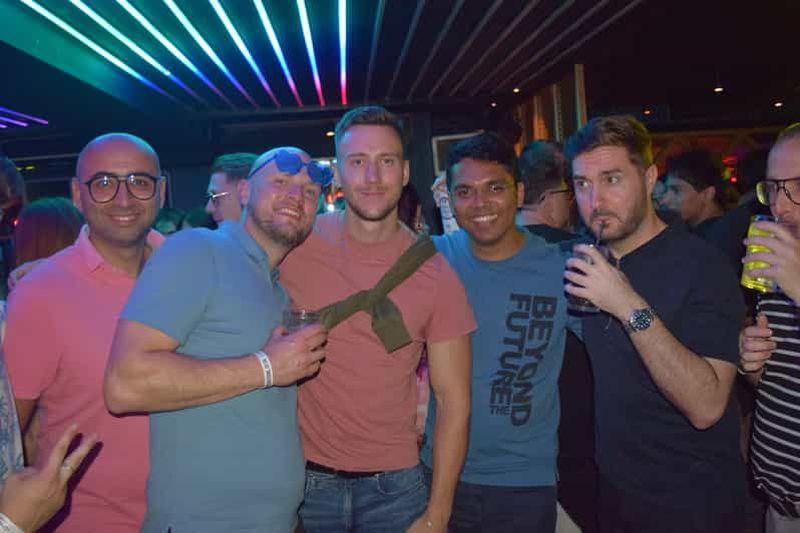 Cardiff : Excursion privée d'un enterrement de vie de garçon dans un pub avec shots gratuits