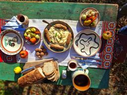 Dîner au coucher du soleil dans les montagnes Apuseni à la Casa Glod