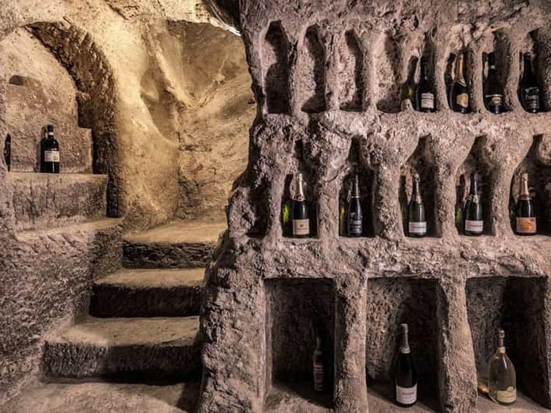 Visite d'une grotte souterraine avec dégustation de mets et de vins près d'Asti