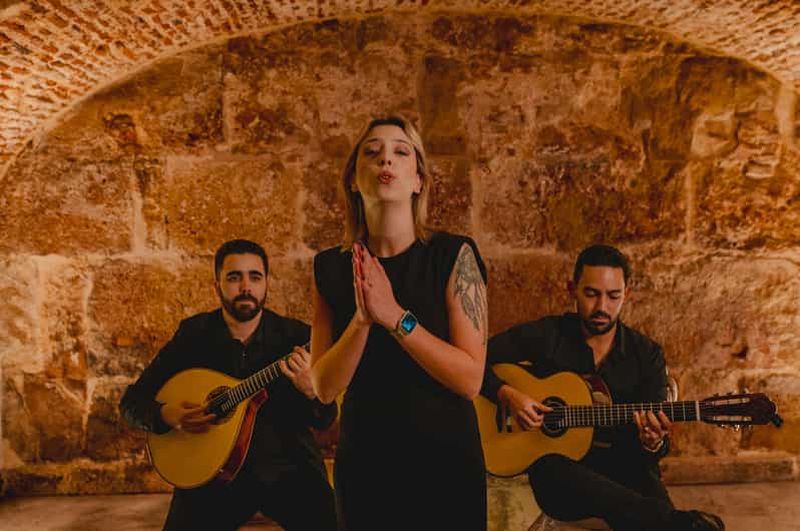 Lisbonne : spectacle de fado et dégustation de vin dans l'enceinte des remparts médiévaux