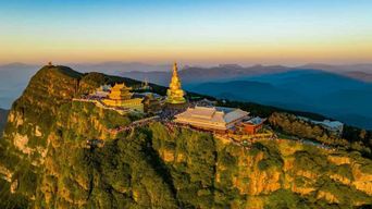 Mont Emei : Découvrez la beauté naturelle et la culture bouddhiste