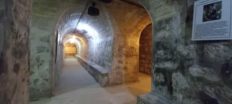 Visite guidée de l'Arco de San Lorenzo, de l'abri anti-aérien et du salon mudéjar.