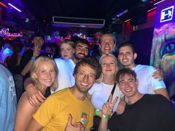 Tournée des bars à Madrid : shots gratuits, entrée VIP en boîte de nuit et guide de la fête