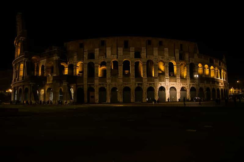 Rome : visite de nuit du Colisée, arène et souterrains
