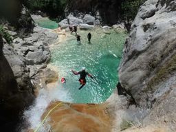 Depuis Barcelone : excursion de canyoning d’une journée dans les Pyrénées avec guide