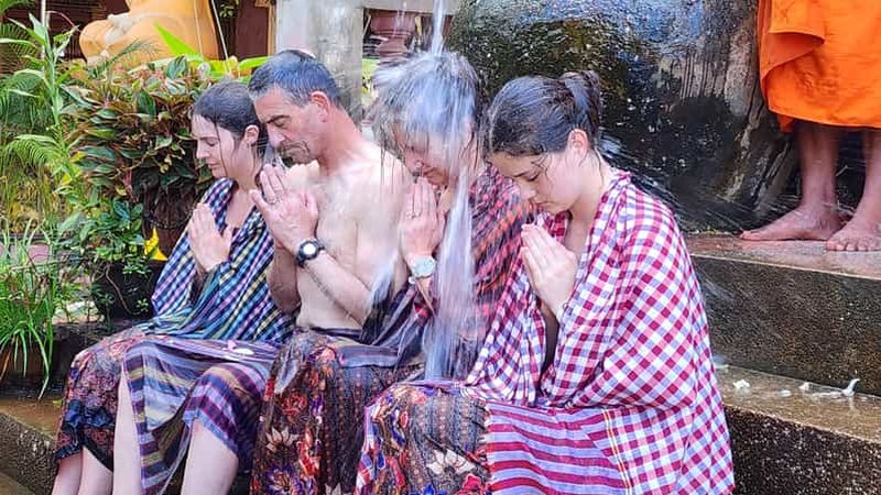 Bénédiction de l'eau bouddhiste cambodgienne et marché local à Siem Reap