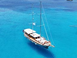 Lampedusa : Elegant Day Boat Tour avec déjeuner à bord