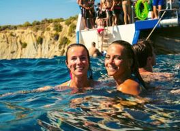 Barcelone : collation, baignade et fête sur un bateau