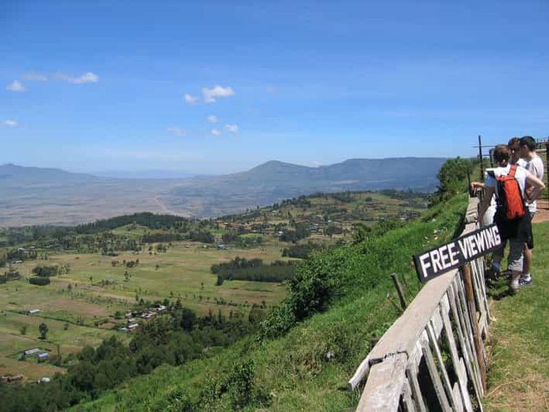 Point de vue sur la vallée du Grand Rift et achats de souvenirs