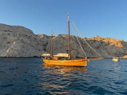 Marseille: Soirée en voilier Calanques du Frioul avec buffet et vin Bio