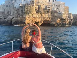 Grottes de Polignano : Tour en bateau avec plongée en apnée et apéritif