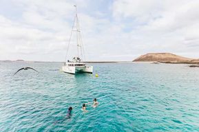 Corralejo : Excursion en catamaran sur l'île de Lobos avec boissons et plongée en apnée