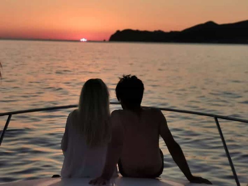 Fira : Croisière privée au coucher du soleil avec barbecue, boissons et sources d'eau chaude