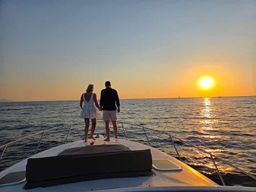 Fira : Croisière privée au coucher du soleil avec barbecue, boissons et sources d'eau chaude