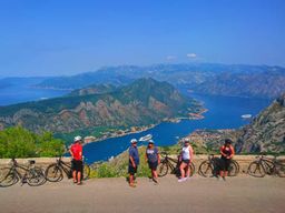 Excursion à vélo - Descente du mausolée de Njegos jusqu'à la baie de Kotor