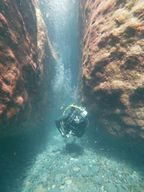 Plongée sous-marine dans la caldeira volcanique et les rivages de Santorin