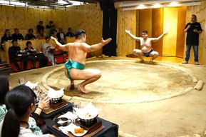 Tokyo : Spectacle de Sumo avec Hot Pot de Poulet et une photo
