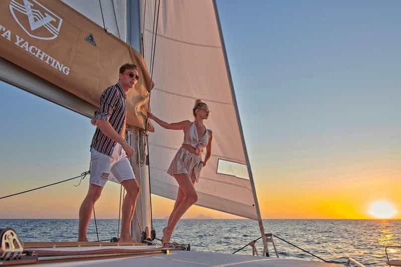 Croisière en catamaran Santorini Gold avec plongée avec tuba, barbecue et open bar