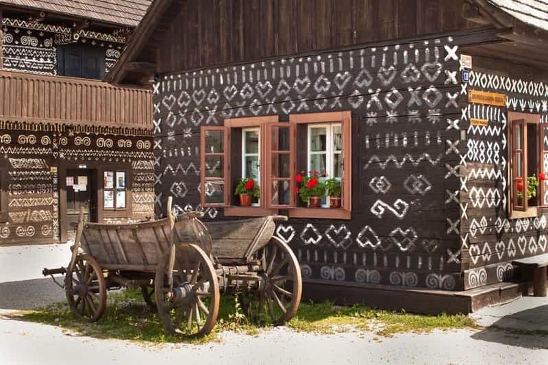 Depuis Bratislava : Château de Bojnice et Čičmany (DayTrip)