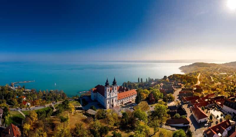 Excursion d'une journée au lac Balaton avec croisière à la voile et dégustation de vin