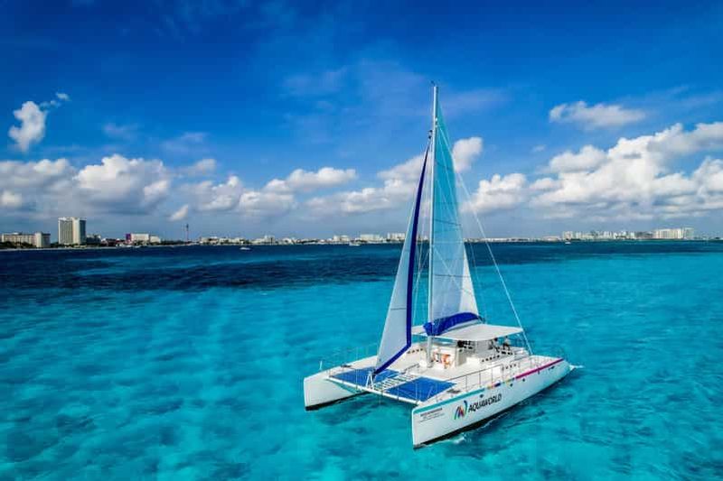 Isla Mujeres : Catamaran avec Open Bar, plongée en apnée et déjeuner