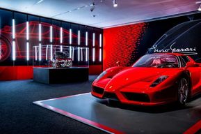 Depuis Venise : Visite privée de Ferrari avec billets et déjeuner