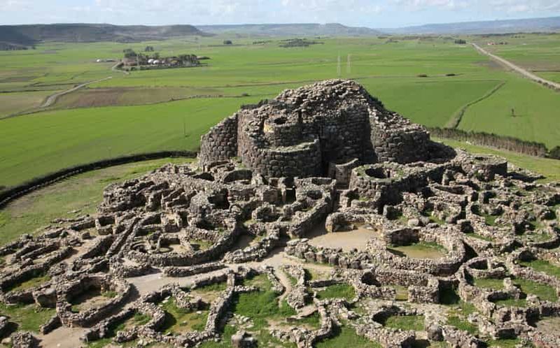 Cagliari : Nuraghe Barumini et Giara Park avec dégustation de vin