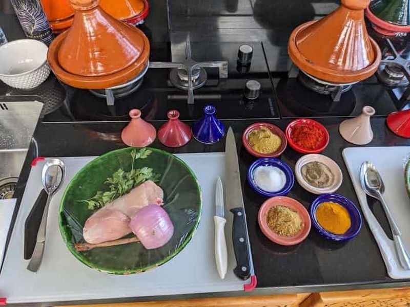 Souks de Médina, cours de cuisine dans le désert et spectacle
