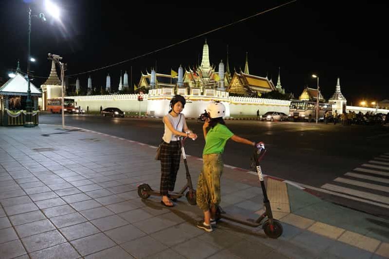 Bangkok : Visite nocturne en scooter électrique avec cuisine de rue locale