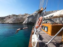 Marseille : excursion en voilier dans les Calanques avec déjeuner et vin