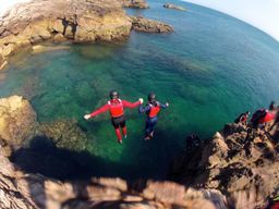 Coasteering Algarve : Sauter de falaise, nager et grimper à Sagres