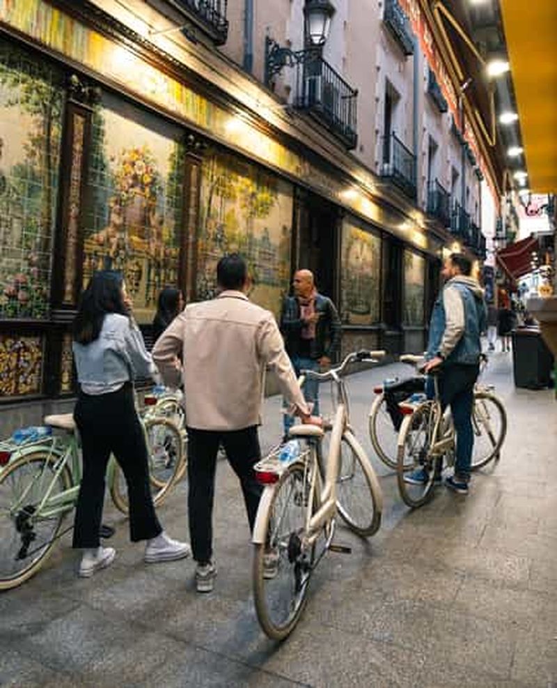 Madrid de nuit : balade à vélo rétro sous les lumières de Noël