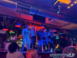 Budapest : tournée nocturne des ruin bars avec 5 shots et entrée VIP