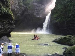 Visite privative : volcan Taal et chutes de Pagsanjan (2 en 1)
